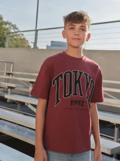 Berry Rouge Varsity - T-shirt graphique Manches courtes Relaxed Fit (3-16yrs)