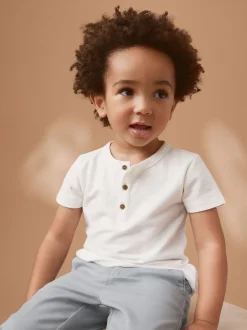 Blanc - Manches courtes Henleys T-shirt à col rond (3mths-7yrs)