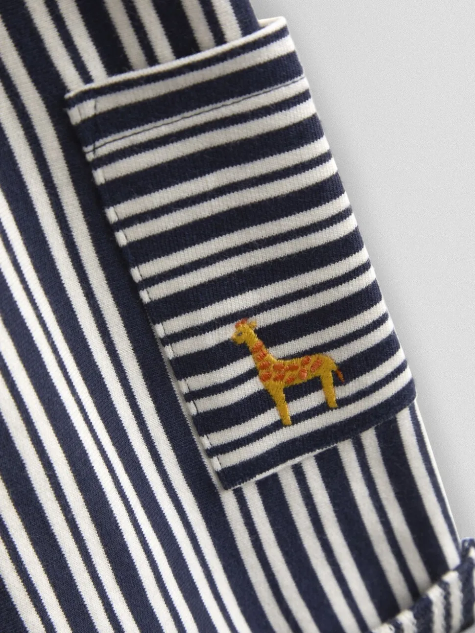 Ensemble JoJo Maman Bébé Salopettes à rayures, T-shirt et Chapeaux 3pièces