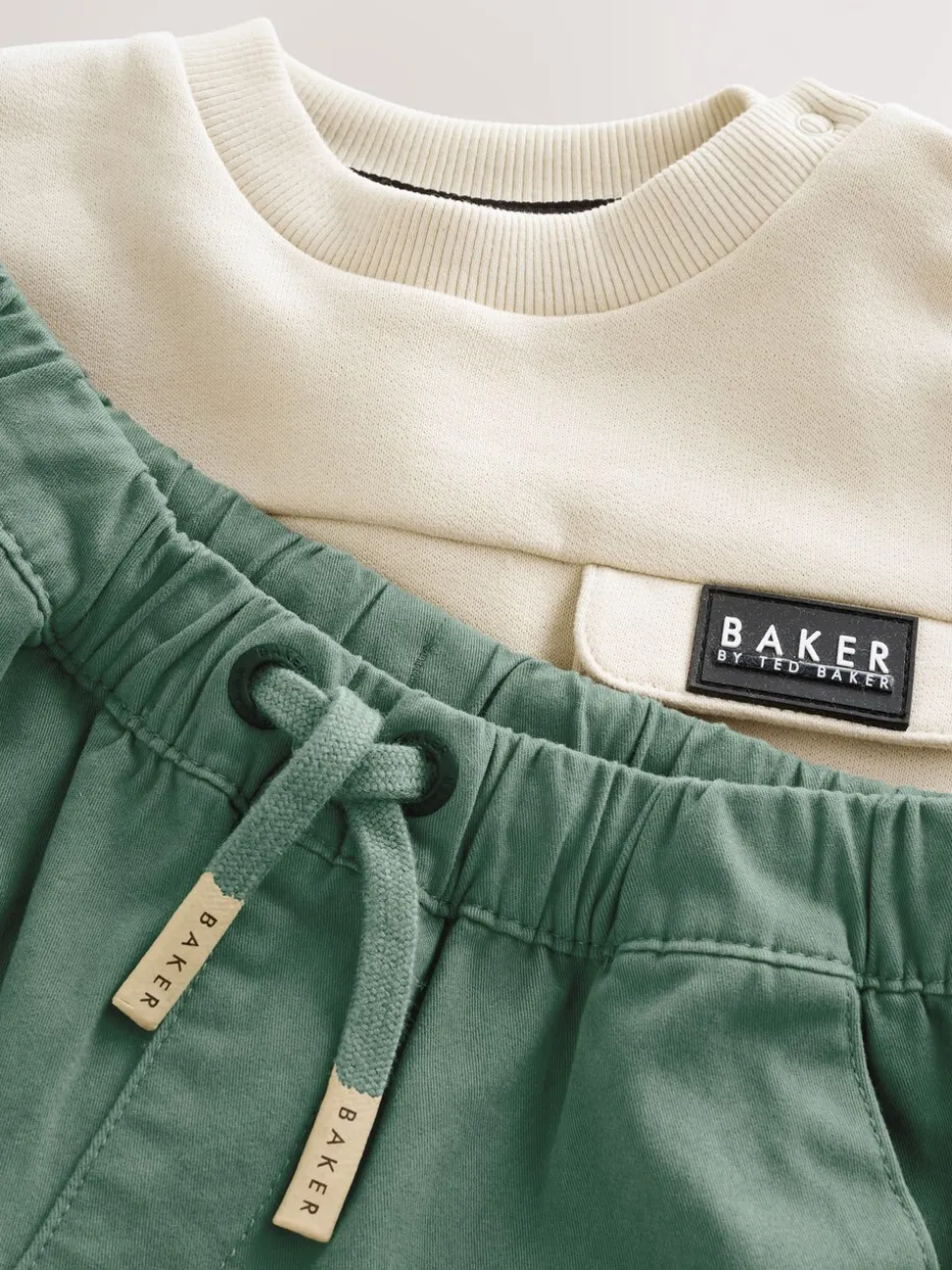 Ensemble sweat-shirt et pantalon cargo Baker by Ted Baker Beige Sable et Vert