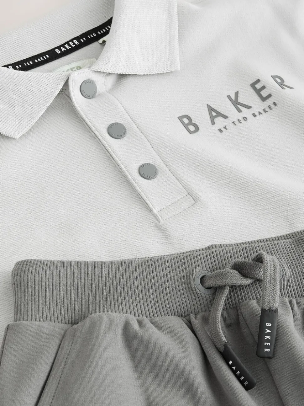 Gris - Baker by Ted Baker ensemble polo et short oversize