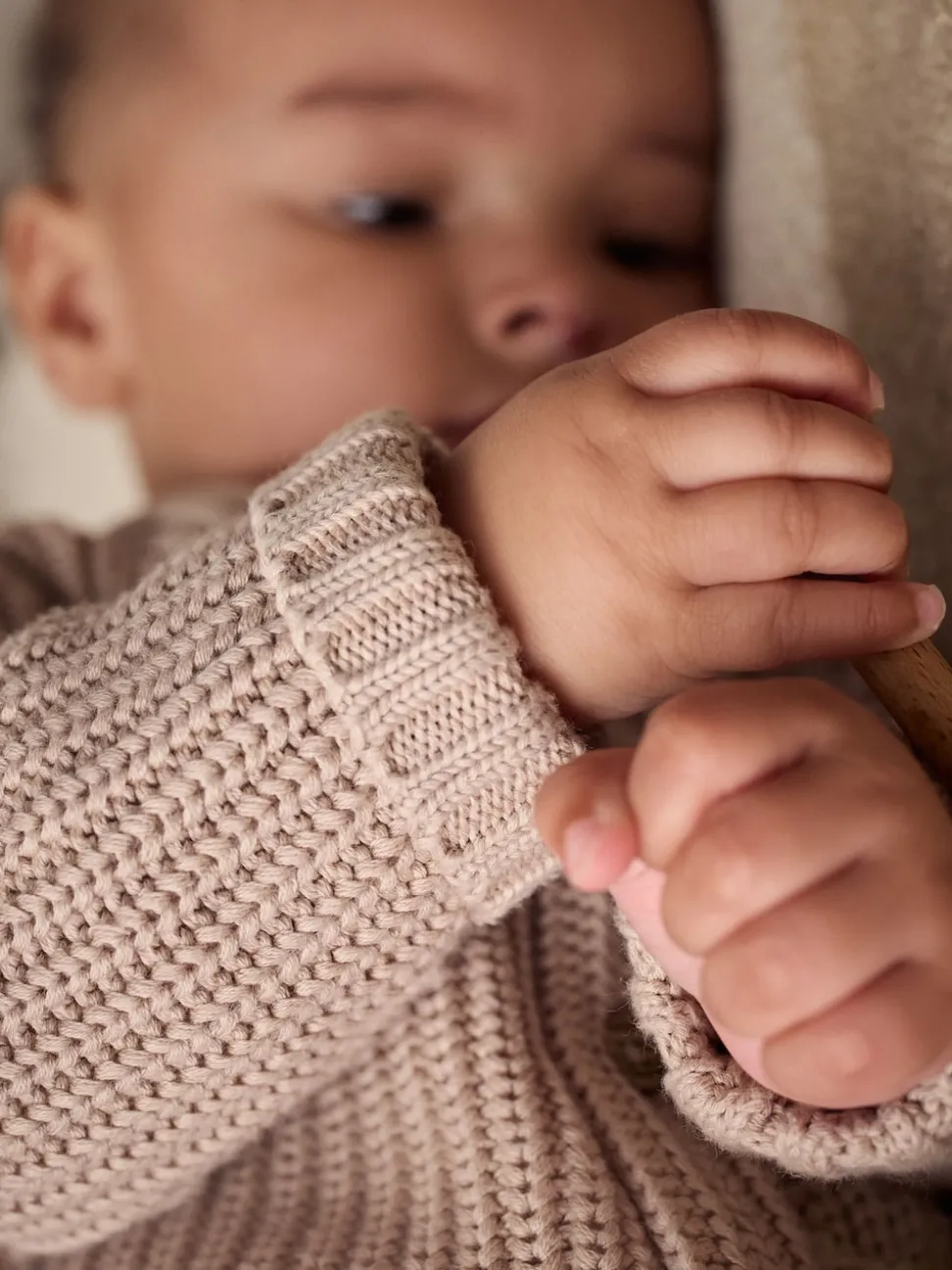 Hello World Neutre - Cardigan épais brodé en maille pour bébé